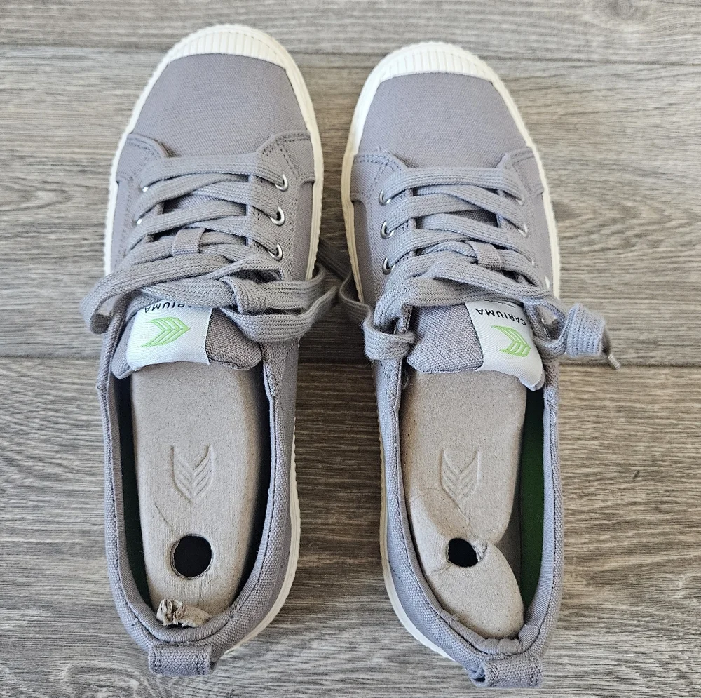 Cariuma OCA Low Canvas Sneaker in Mystic Grey